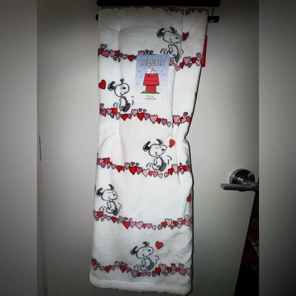 Snoopy V-Day Blanket - Picture 1 of 3